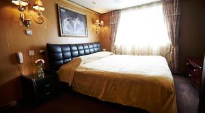 M/V Ocean Atlantic luxury bedroom